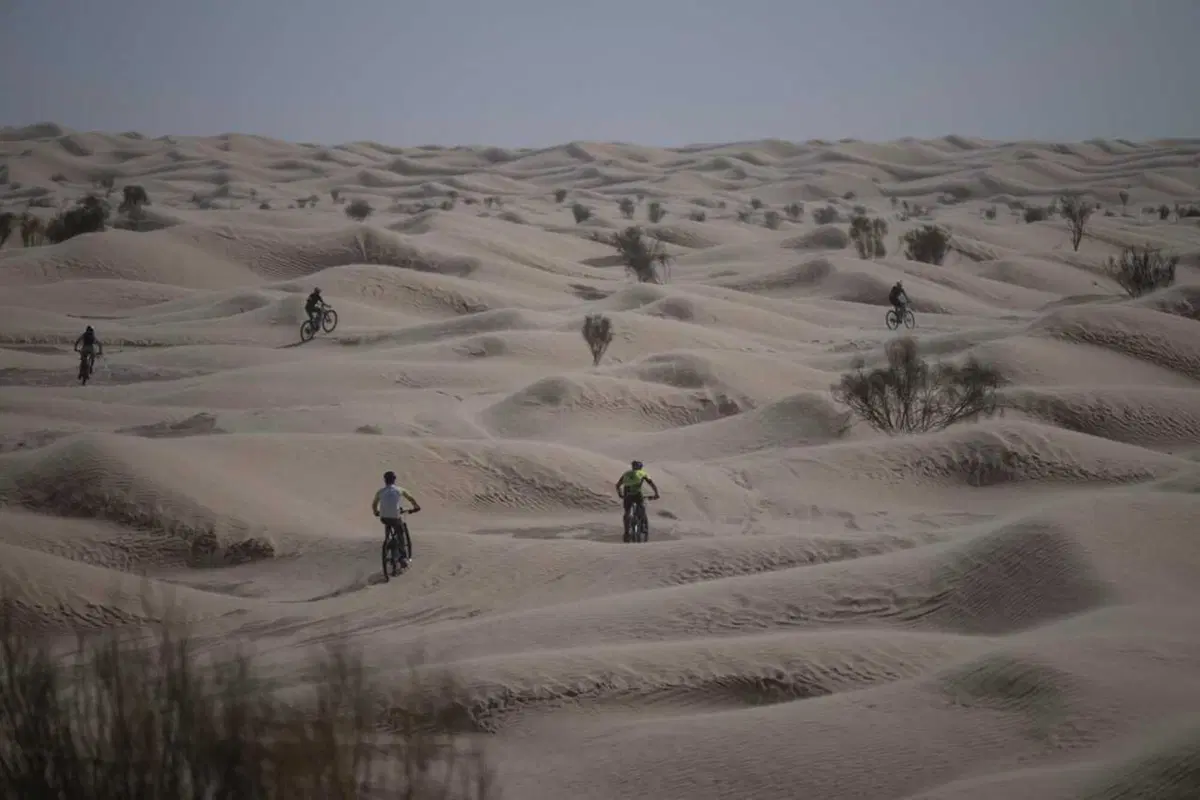 Tembaine Desert Rally: 100 rider e-bike pronti a sfidare il Sahara tunisino