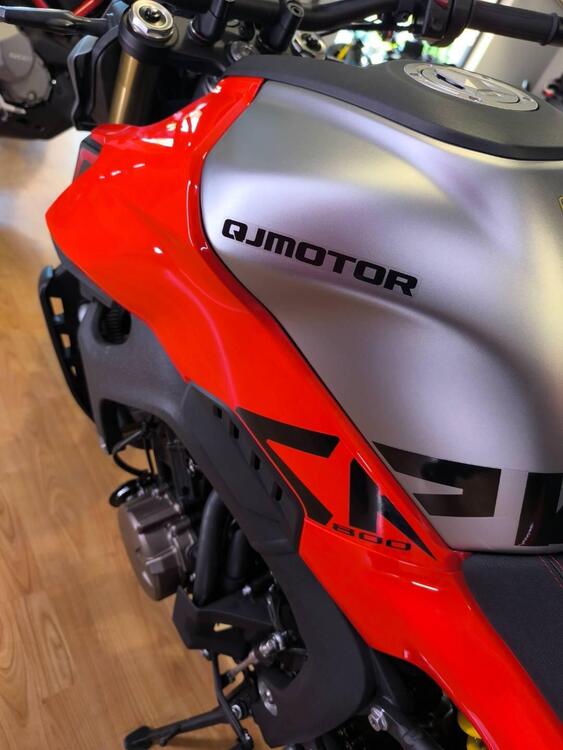 QJ Motor SRK 800 (2025) (3)