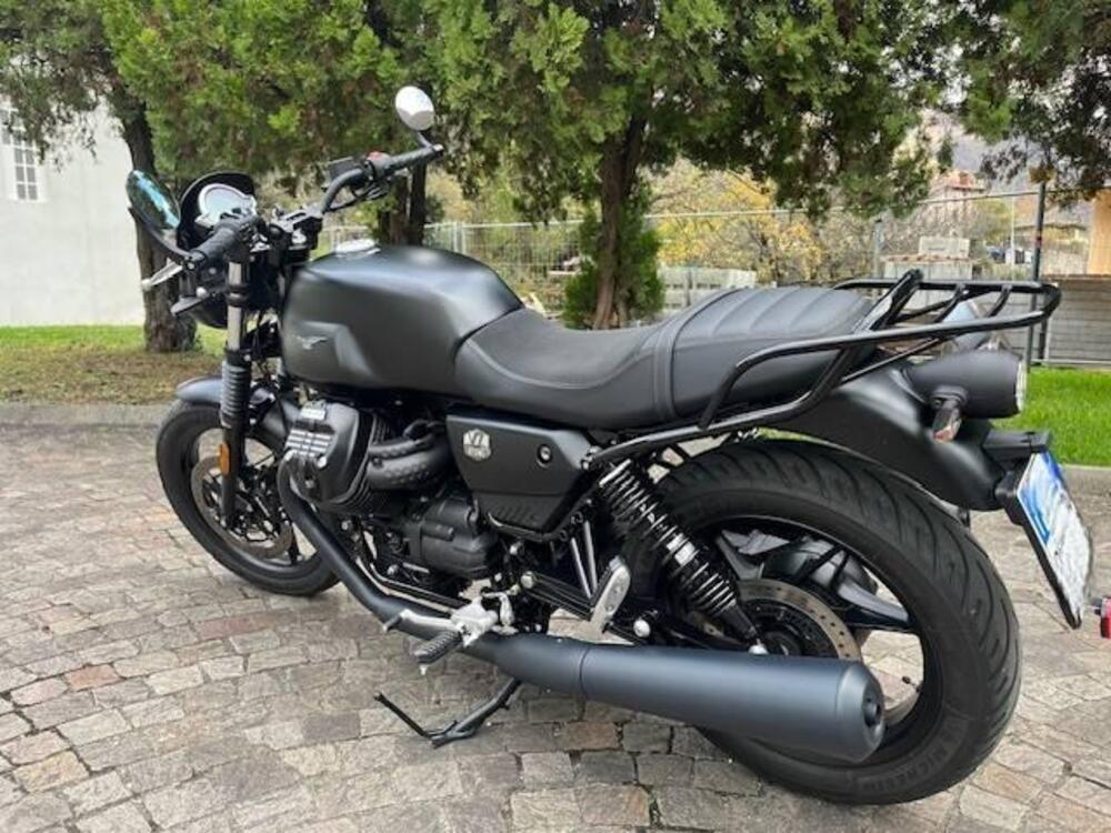 Moto Guzzi V7 Stone (2021 - 24) (2)