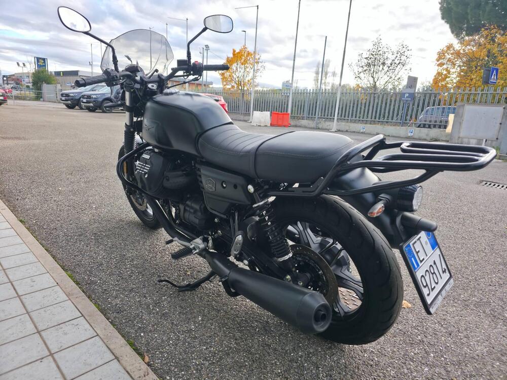 Moto Guzzi V7 III Stone Night Pack (2019 - 20) (4)
