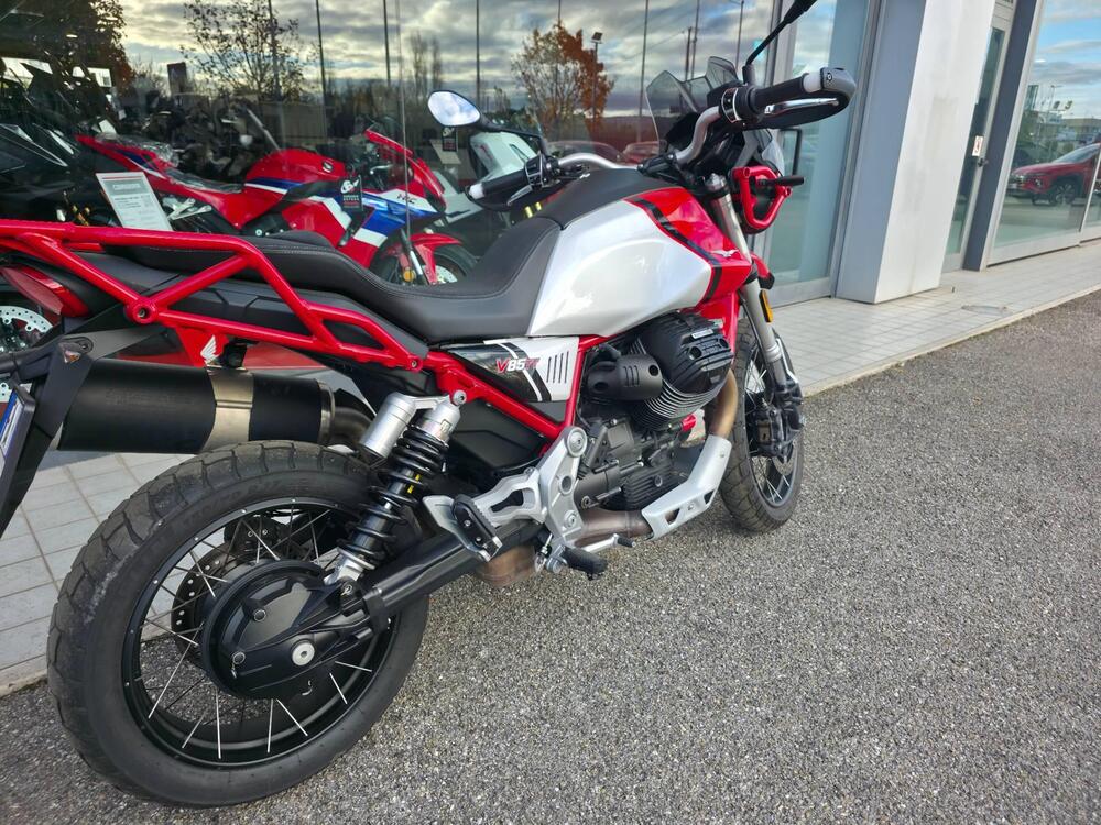 Moto Guzzi V85 TT Evocative Graphics (2021 - 23) (5)