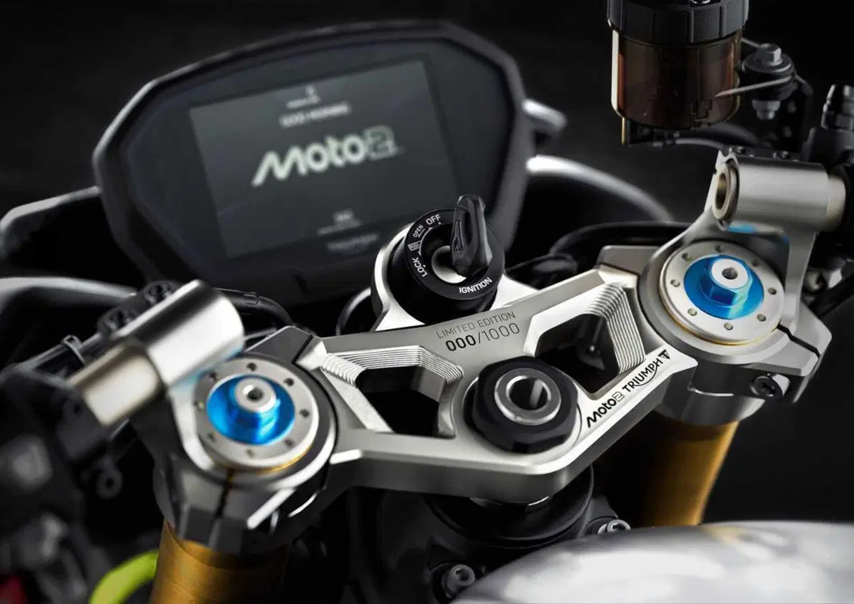 Triumph Street Triple 765 RX e Moto2 Edition: arrivano le versioni racing della naked di Hinckley (27)