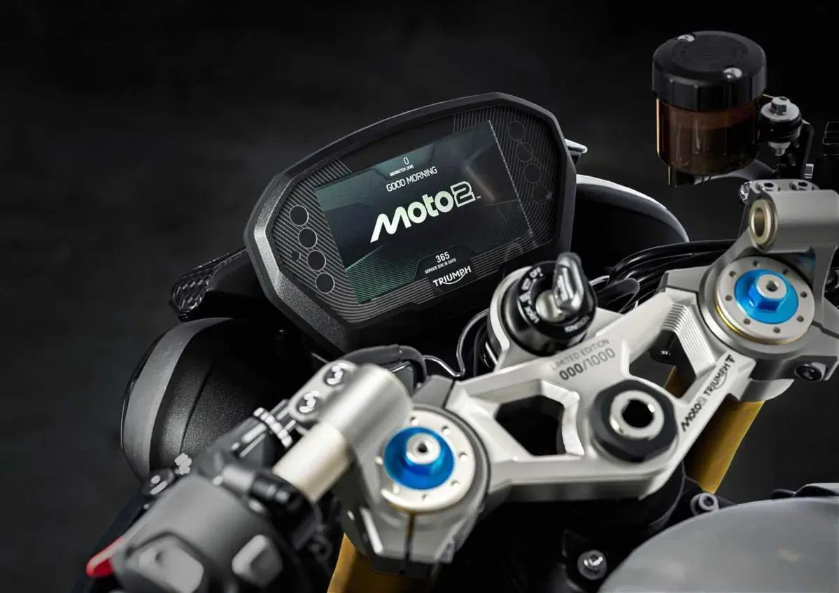 Triumph Street Triple 765 RX e Moto2 Edition: arrivano le versioni racing della naked di Hinckley (29)