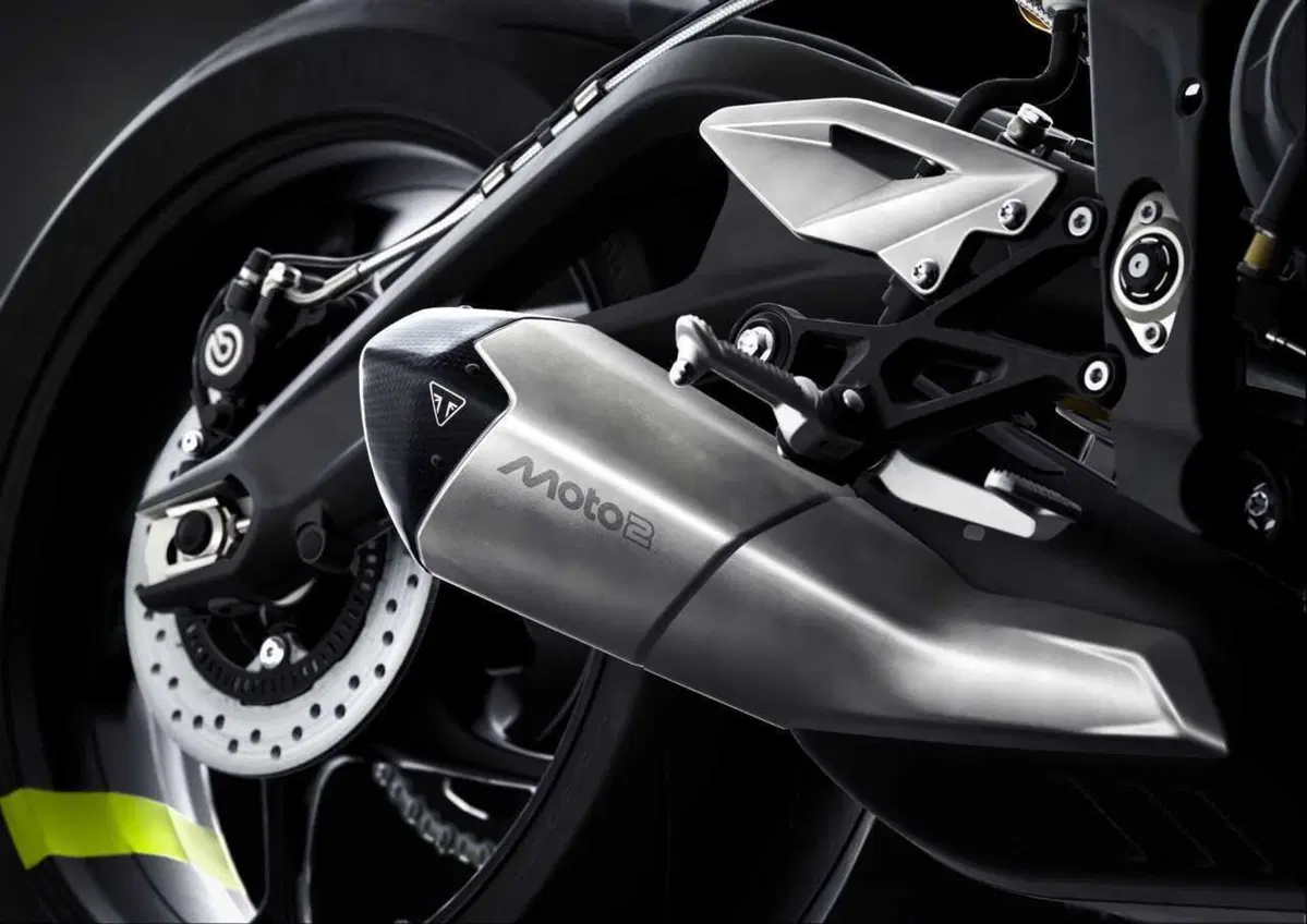 Triumph Street Triple 765 RX e Moto2 Edition: arrivano le versioni racing della naked di Hinckley (31)