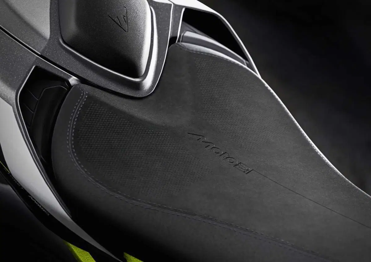 Triumph Street Triple 765 RX e Moto2 Edition: arrivano le versioni racing della naked di Hinckley (35)