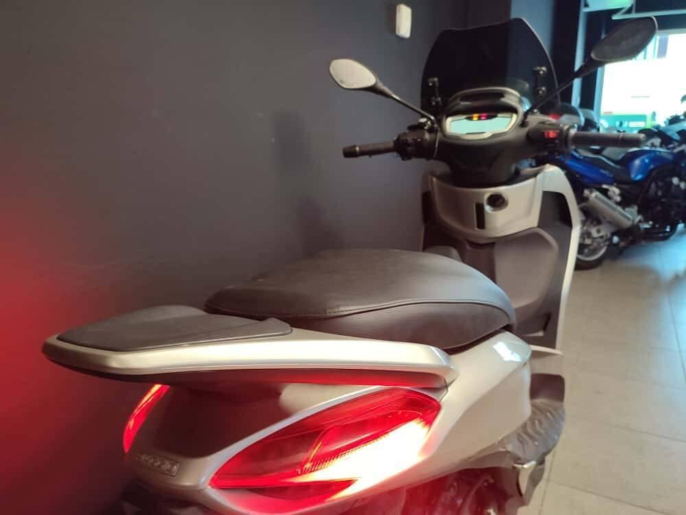 Piaggio Beverly 300 Hpe (2021) (4)