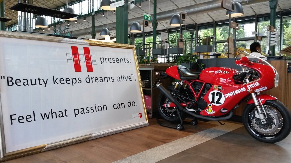 Il cartello e la moto che accolgono i visitatori di Eataly a Monaco di Baviera