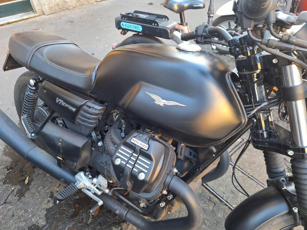 Moto Guzzi V7 III Stone (2017 - 20) (2)