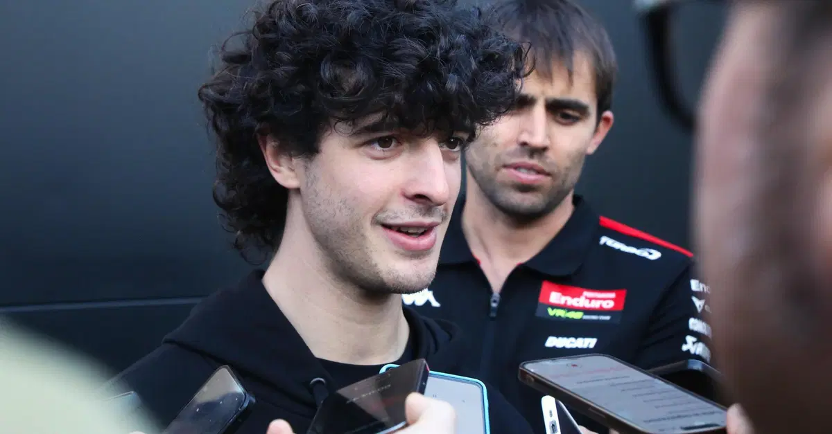 MotoGP 2025. I test di Valencia. Celestino Vietti racconta il regalo-MotoGP: "Stile simile alla Moto2, ma frenata impressionante!"