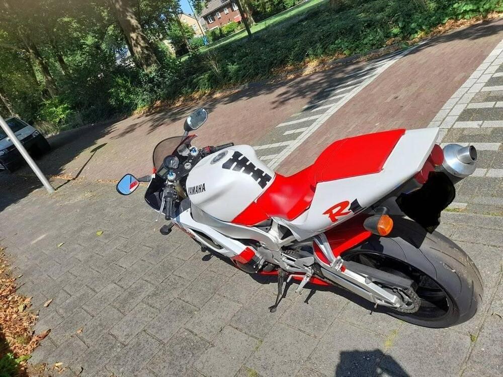 Yamaha YZF R1 (2000 - 01) (4)