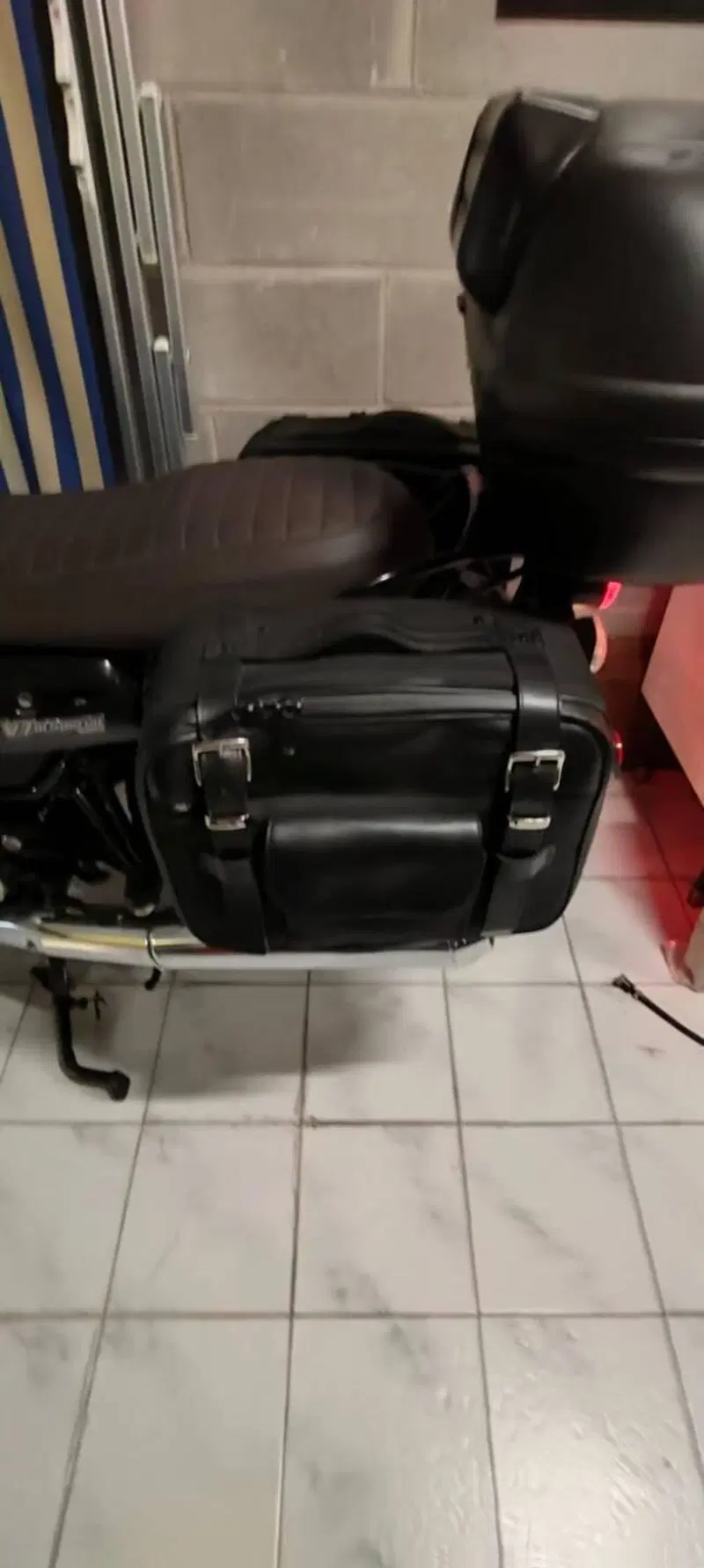 Moto Guzzi V7 III Special (2017 - 20) (9)