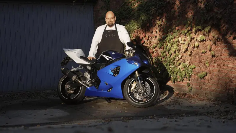 Daniele Rossi, lo chef del Mugello che vive di cucina e moto: "Sulla GSX-R K5 ho imparato tutto" [VIDEO]