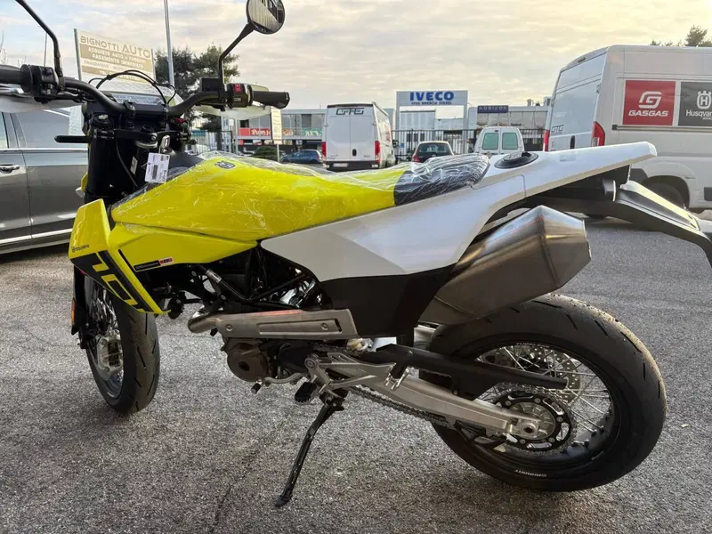 Husqvarna 701 Supermoto (2026) (4)