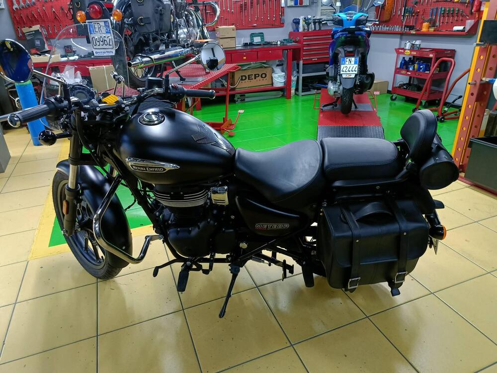Royal Enfield Meteor 350 Stellar (2021 - 25) (2)