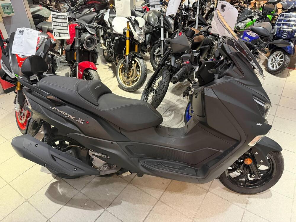 Sym Joymax 300 Z+ (2021 - 24) (3)