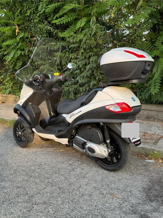 Piaggio MP3 300 Sport (2010 - 11) (4)