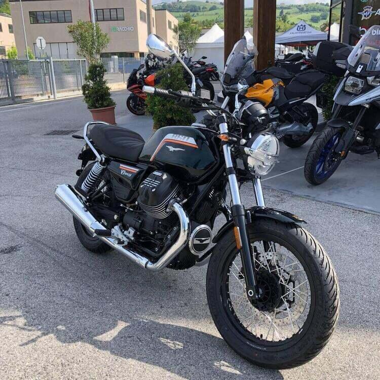 Moto Guzzi V7 Special (2025) (2)