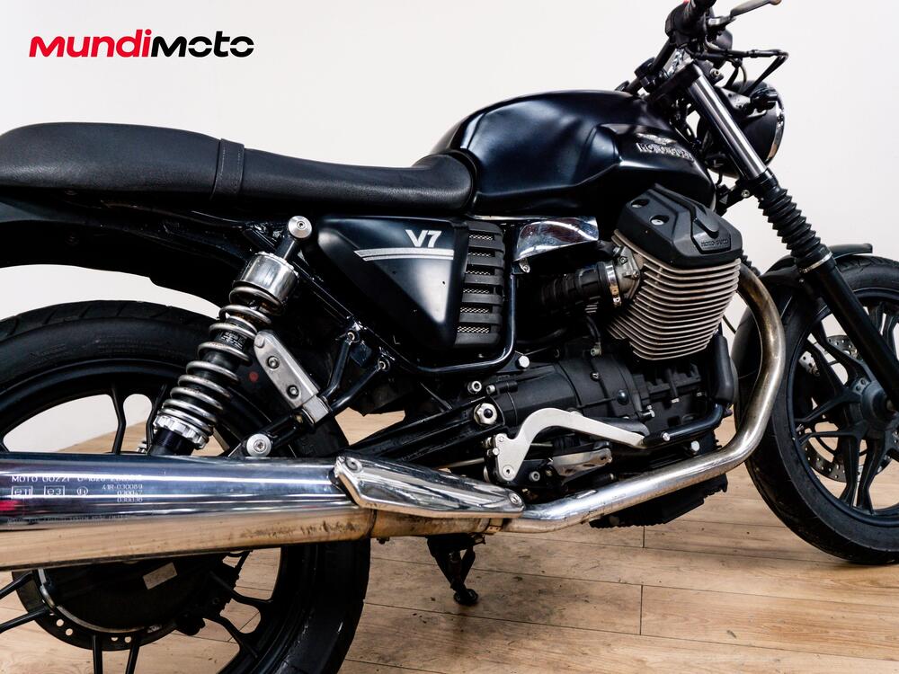 Moto Guzzi V7 III Stone (2017 - 20) (4)