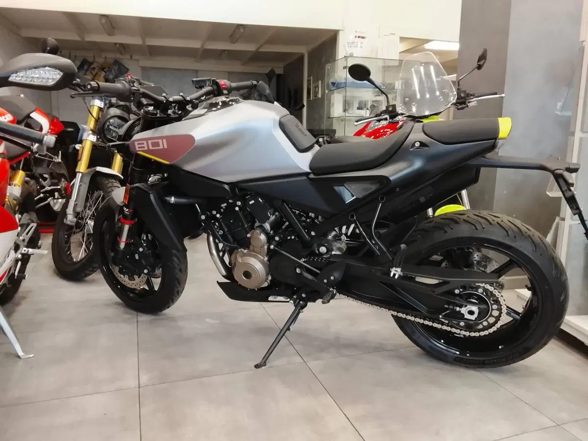 Husqvarna Vitpilen 801 L (2025 - 26) (2)