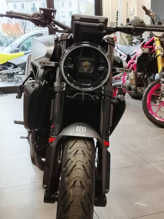 Husqvarna Vitpilen 801 L (2025) (3)