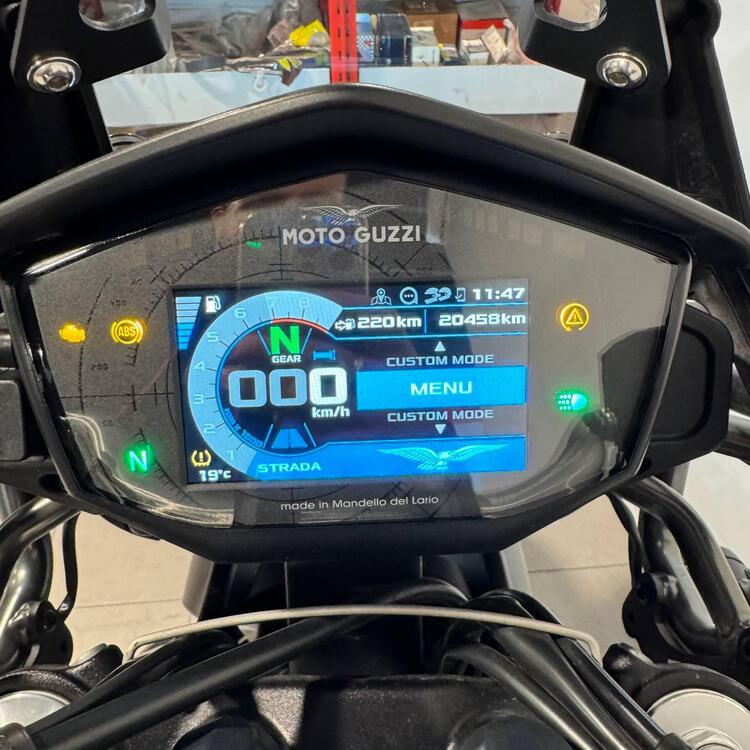 Moto Guzzi V85 TT (2021 - 23) (4)