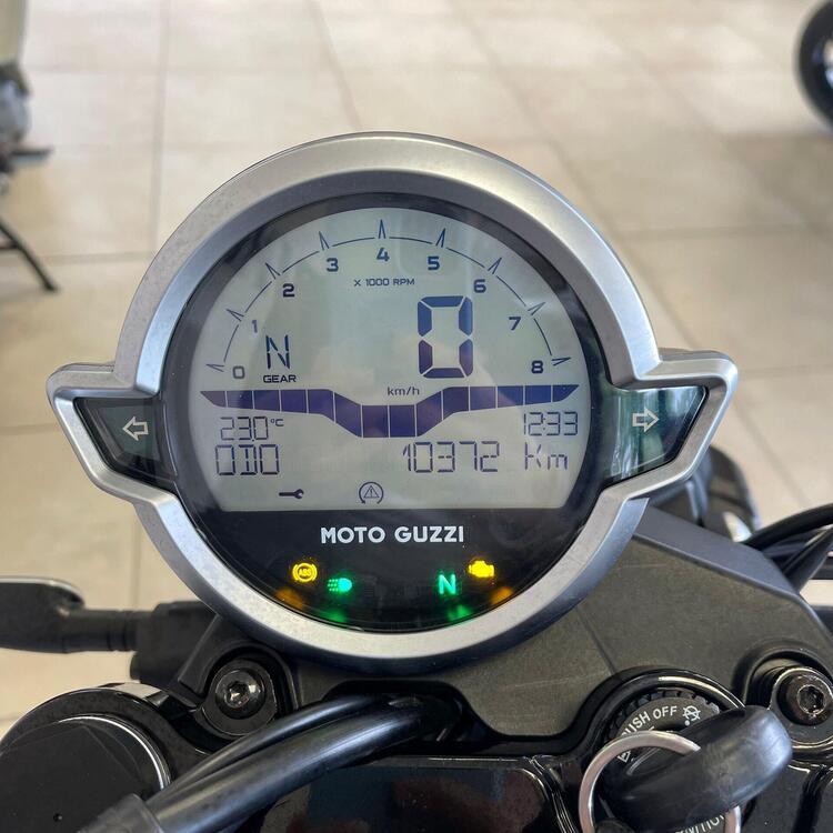 Moto Guzzi V7 Stone (2021 - 24) (2)