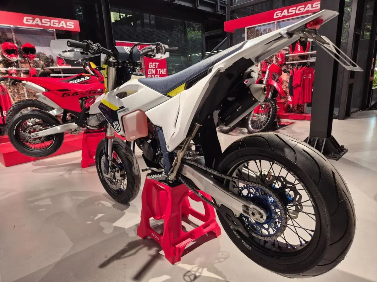 Husqvarna TE 125 (2025) (6)