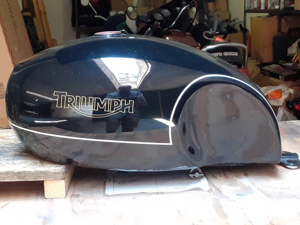 Serbatoio artigianale per Triumph Bonneville a car