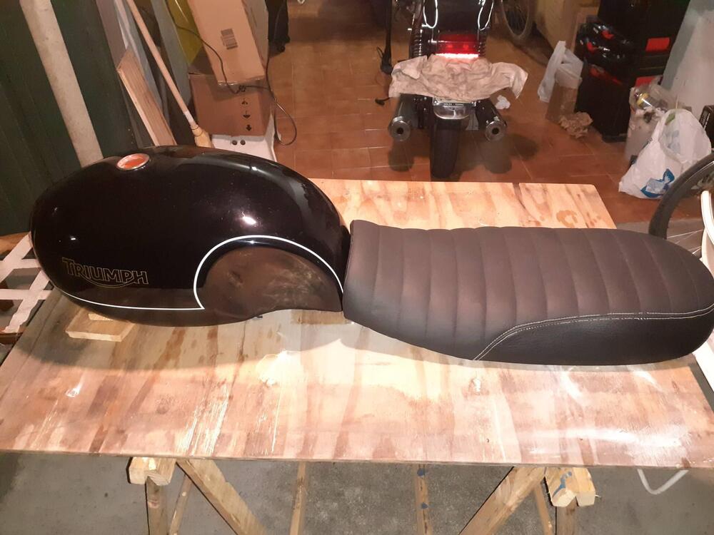 Serbatoio artigianale per Triumph Bonneville a car (2)