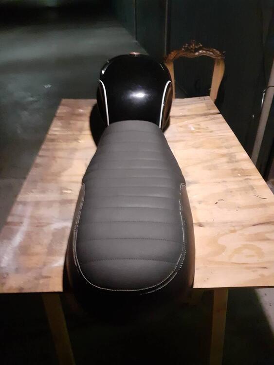 Serbatoio artigianale per Triumph Bonneville a car (3)