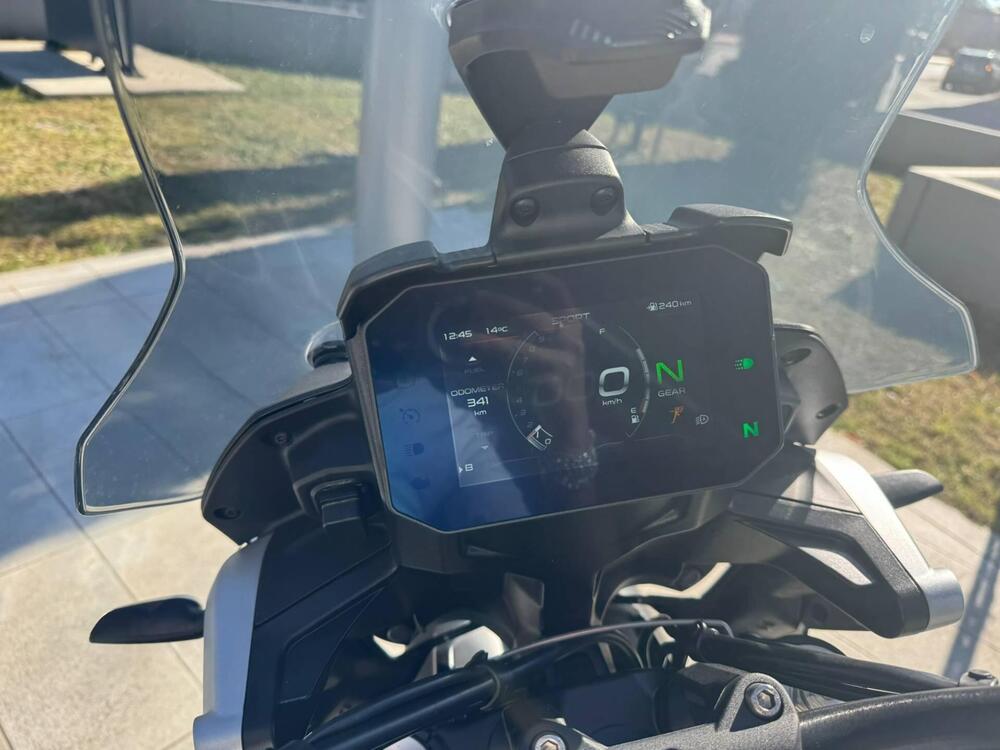 Moto Guzzi V85 Strada (2024 - 25) (3)