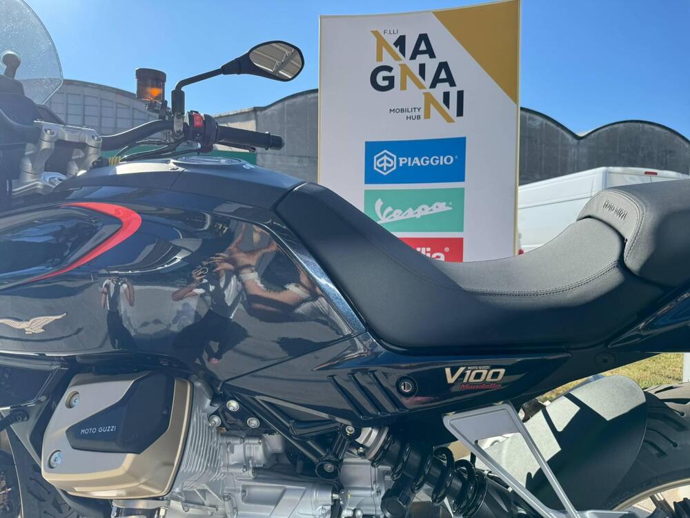 Moto Guzzi V100 Mandello (2022 - 24) (3)