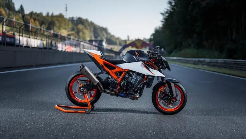 KTM 990 Duke R: ora sappiamo il prezzo della naked austriaca