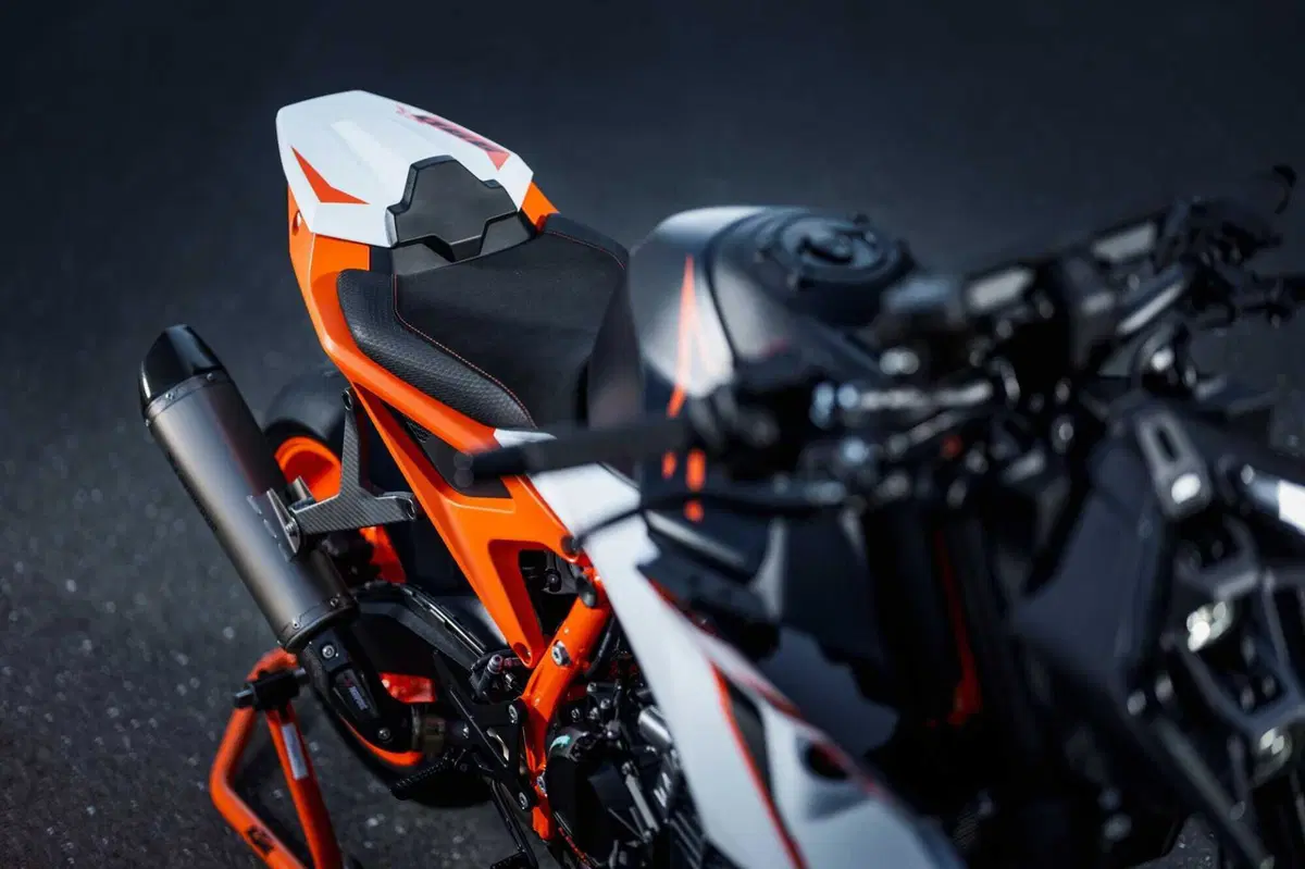 KTM 990 Duke R: ora sappiamo il prezzo della naked austriaca (2)
