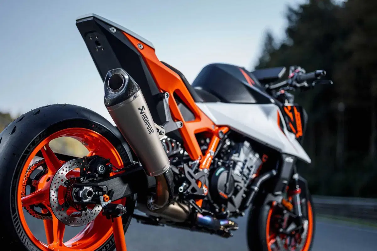 KTM 990 Duke R: ora sappiamo il prezzo della naked austriaca (3)
