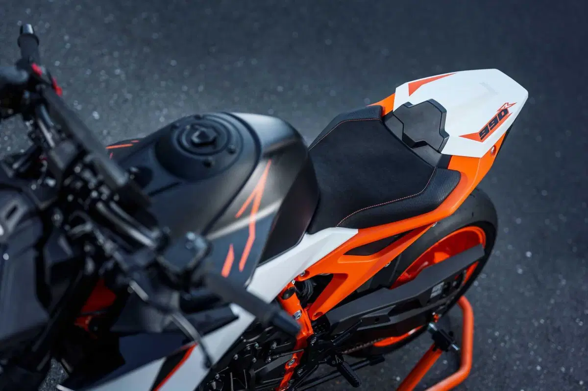 KTM 990 Duke R: ora sappiamo il prezzo della naked austriaca (4)