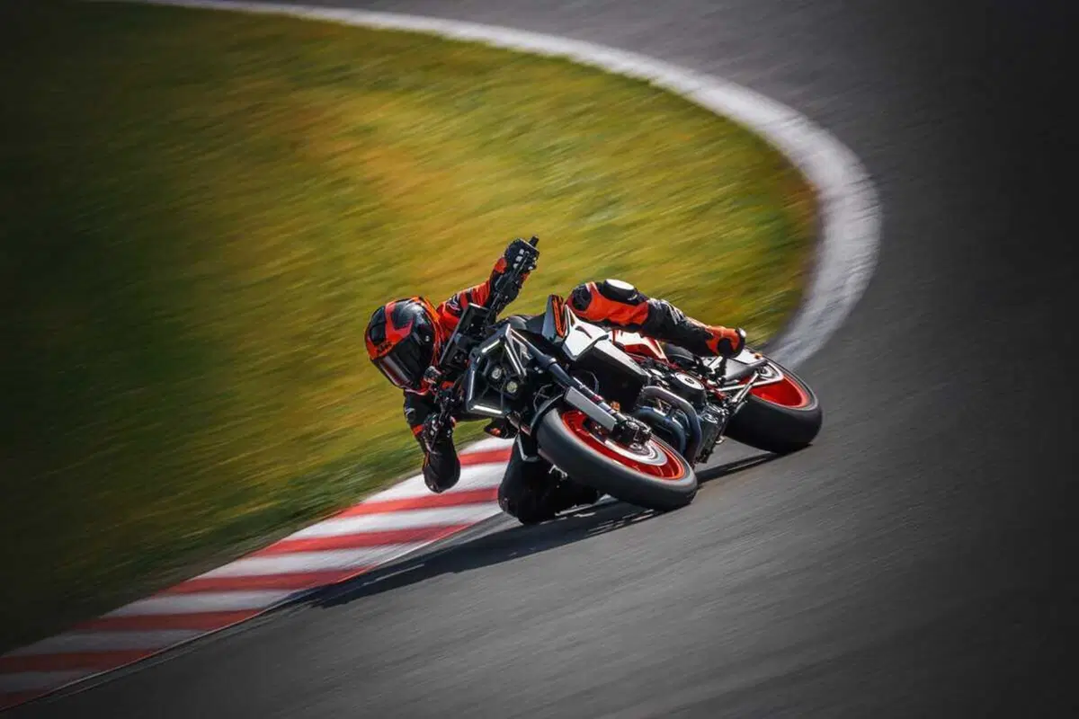 KTM 990 Duke R: ora sappiamo il prezzo della naked austriaca (5)