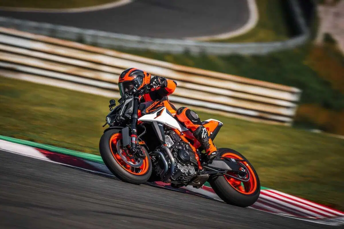 KTM 990 Duke R: ora sappiamo il prezzo della naked austriaca (12)