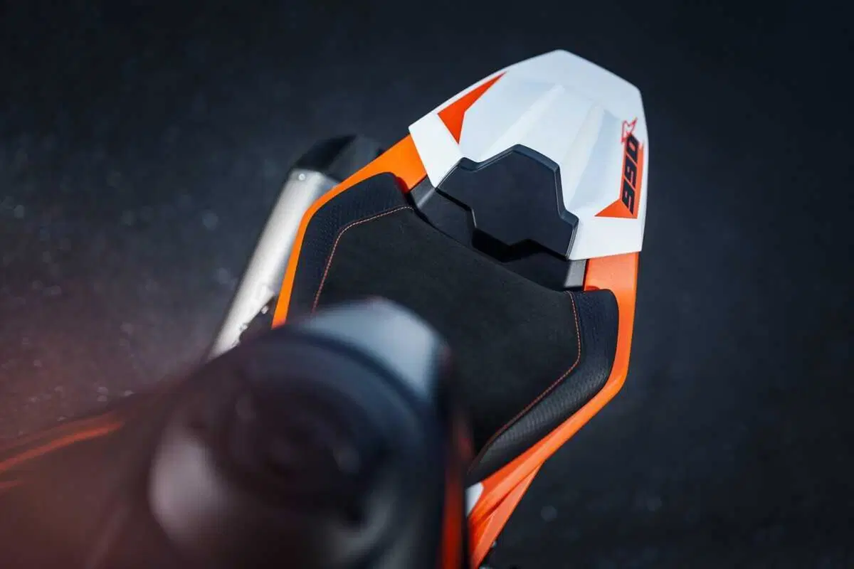 KTM 990 Duke R: ora sappiamo il prezzo della naked austriaca (15)