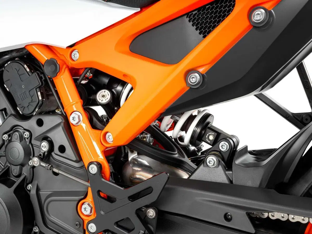 KTM 990 Duke R: ora sappiamo il prezzo della naked austriaca (20)