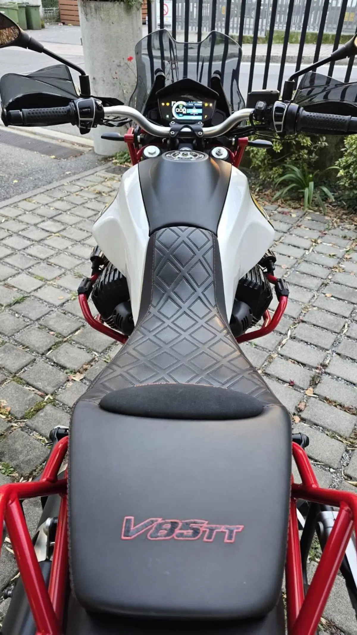 Moto Guzzi V85 TT Evocative Graphics (2019 - 20) (9)