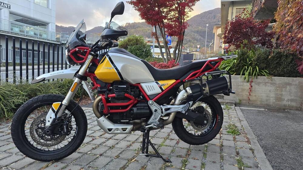 Moto Guzzi V85 TT Evocative Graphics (2019 - 20) (2)