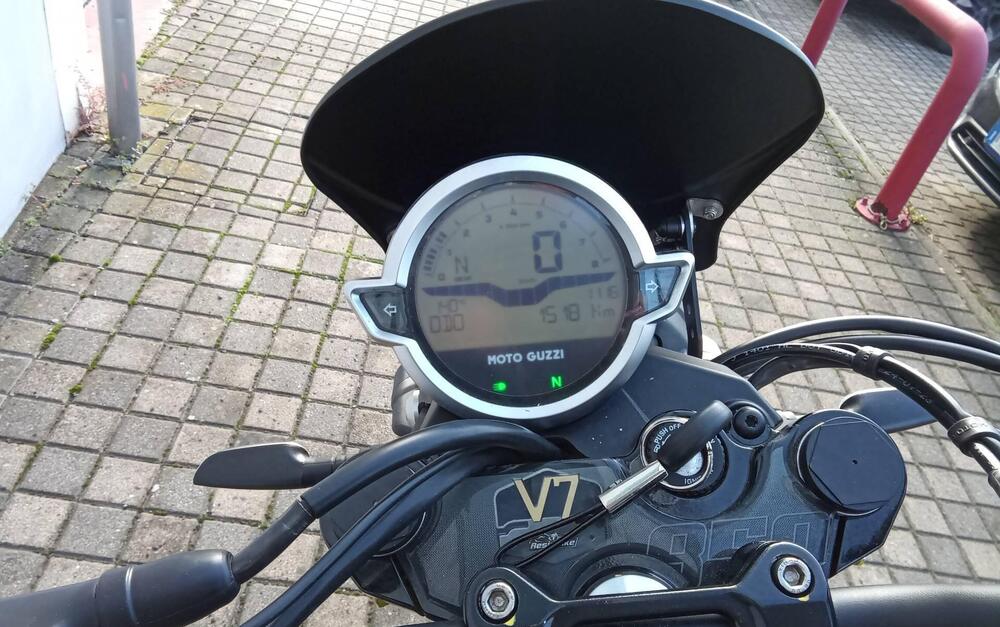 Moto Guzzi V7 Stone (2021 - 24) (2)