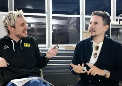 ESCLUSIVO - Intervista con Jorge Lorenzo, nuovo coach di Maverick Vinales: Vi racconto un segreto sul 2015. Bagnaia? Avrebbe bisogno di uno psicologo sportivo. Io come Cristiano Ronaldo, mi piace Pedro Acosta [VIDEO]