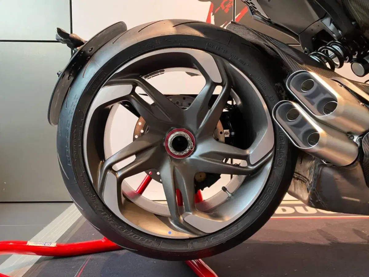 Ducati Diavel V4 for Bentley: l'usato del giorno di Moto.it [GALLERY] (7)