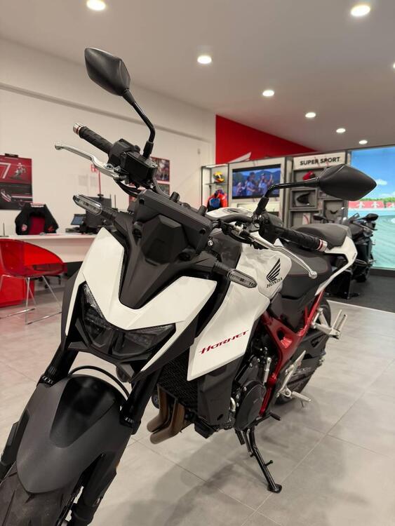 Honda CB 750 Hornet (2025) (2)