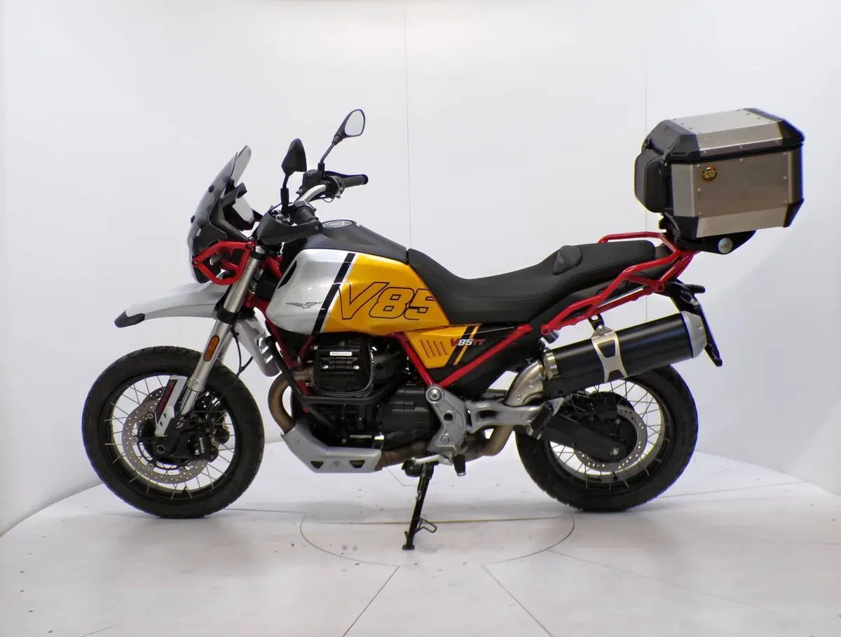 Moto Guzzi V85 TT Evocative Graphics (2021 - 23) (4)