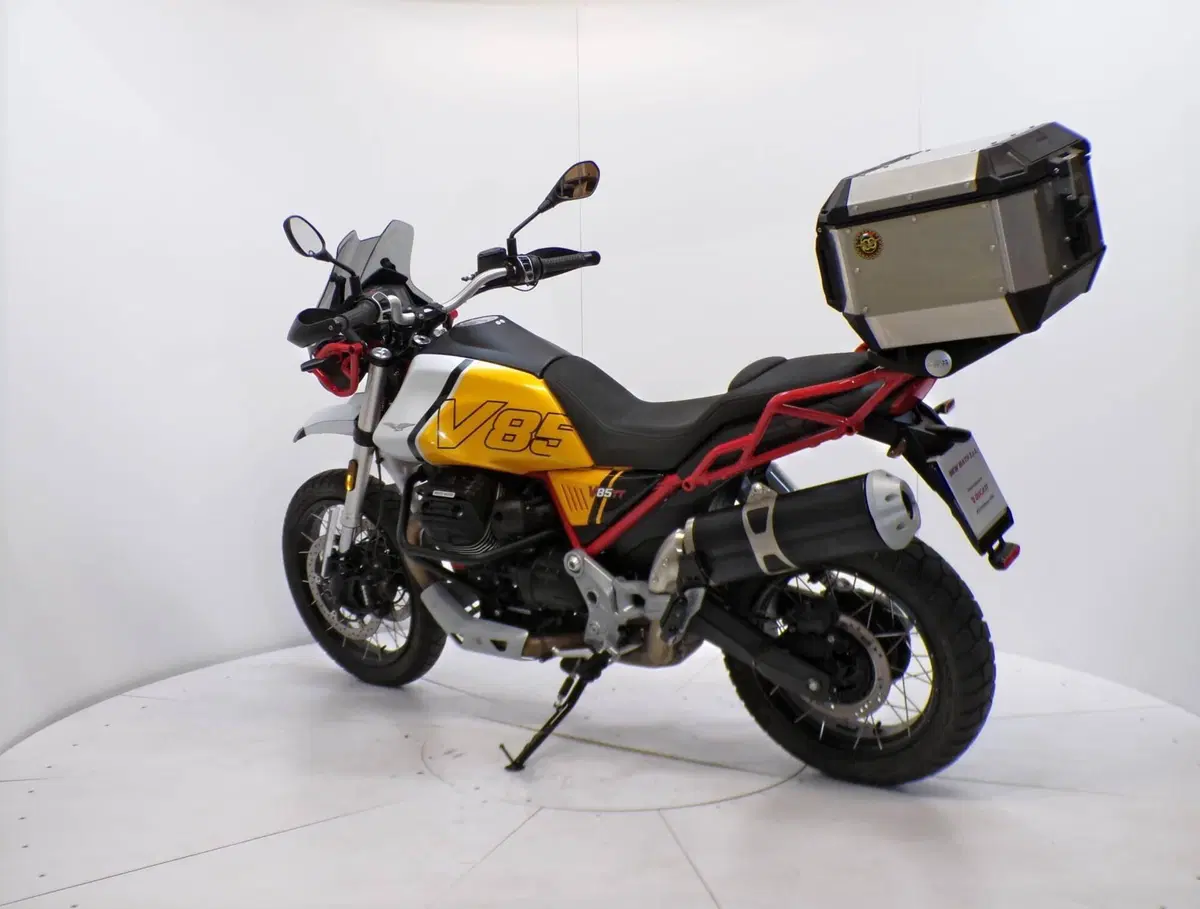 Moto Guzzi V85 TT Evocative Graphics (2021 - 23) (5)