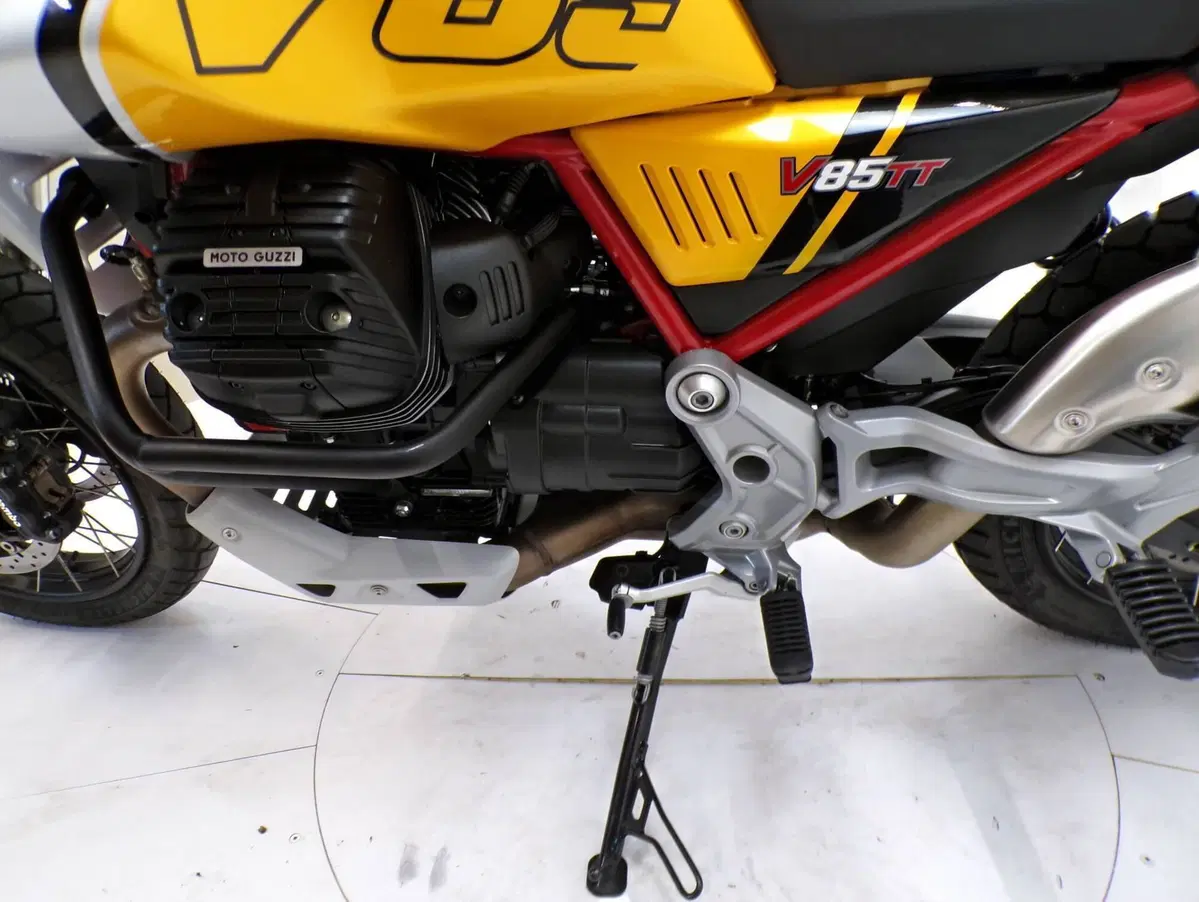 Moto Guzzi V85 TT Evocative Graphics (2021 - 23) (7)