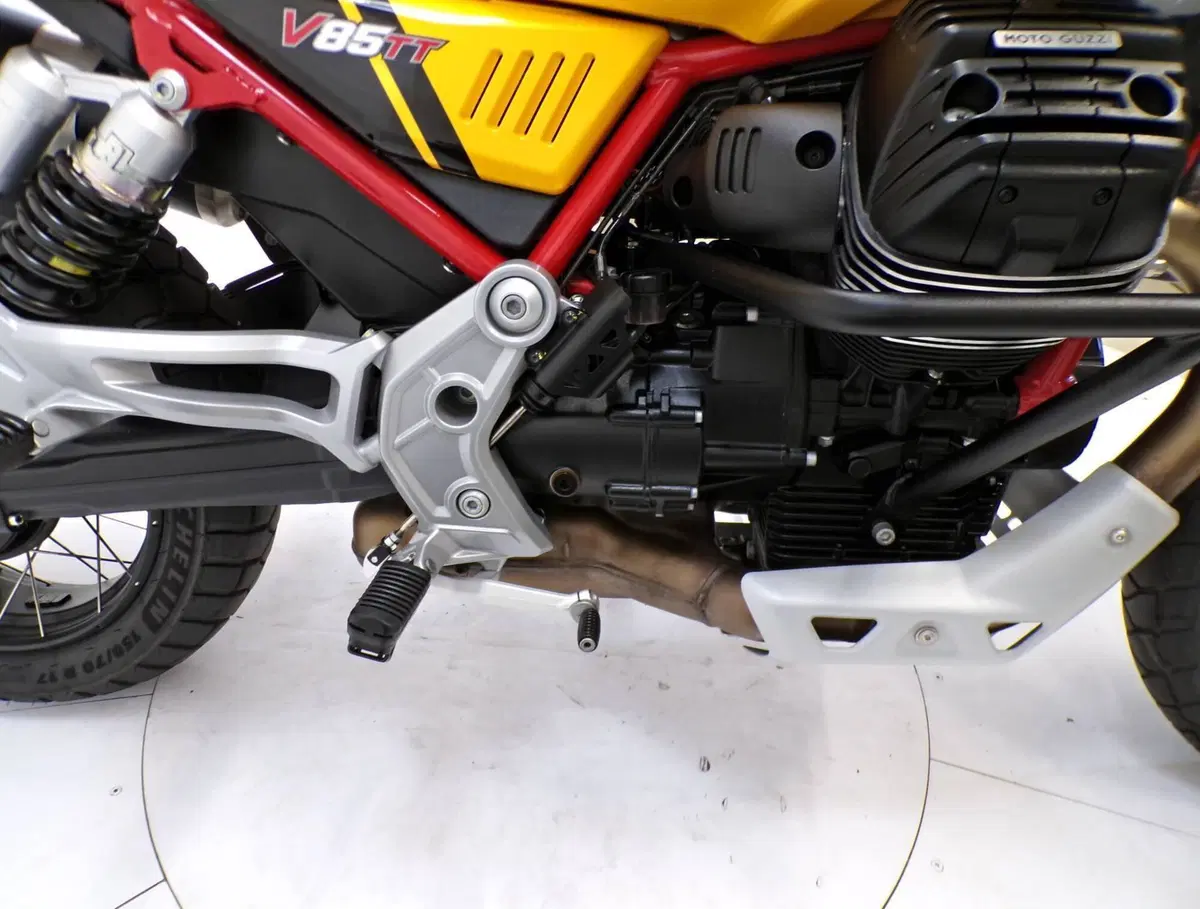 Moto Guzzi V85 TT Evocative Graphics (2021 - 23) (8)